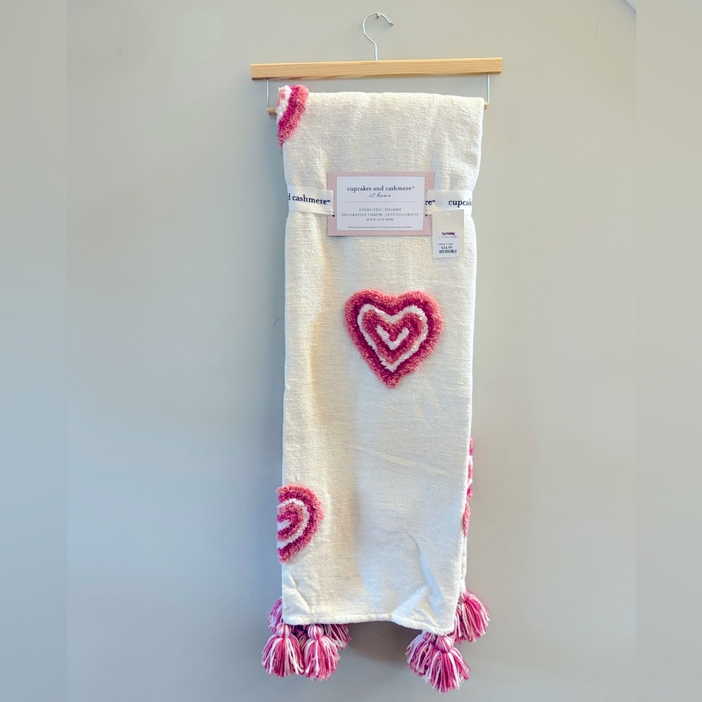 Cupcakes & Cashmere Valentine’s Day Heart 50x70 Throw Blanket NWT